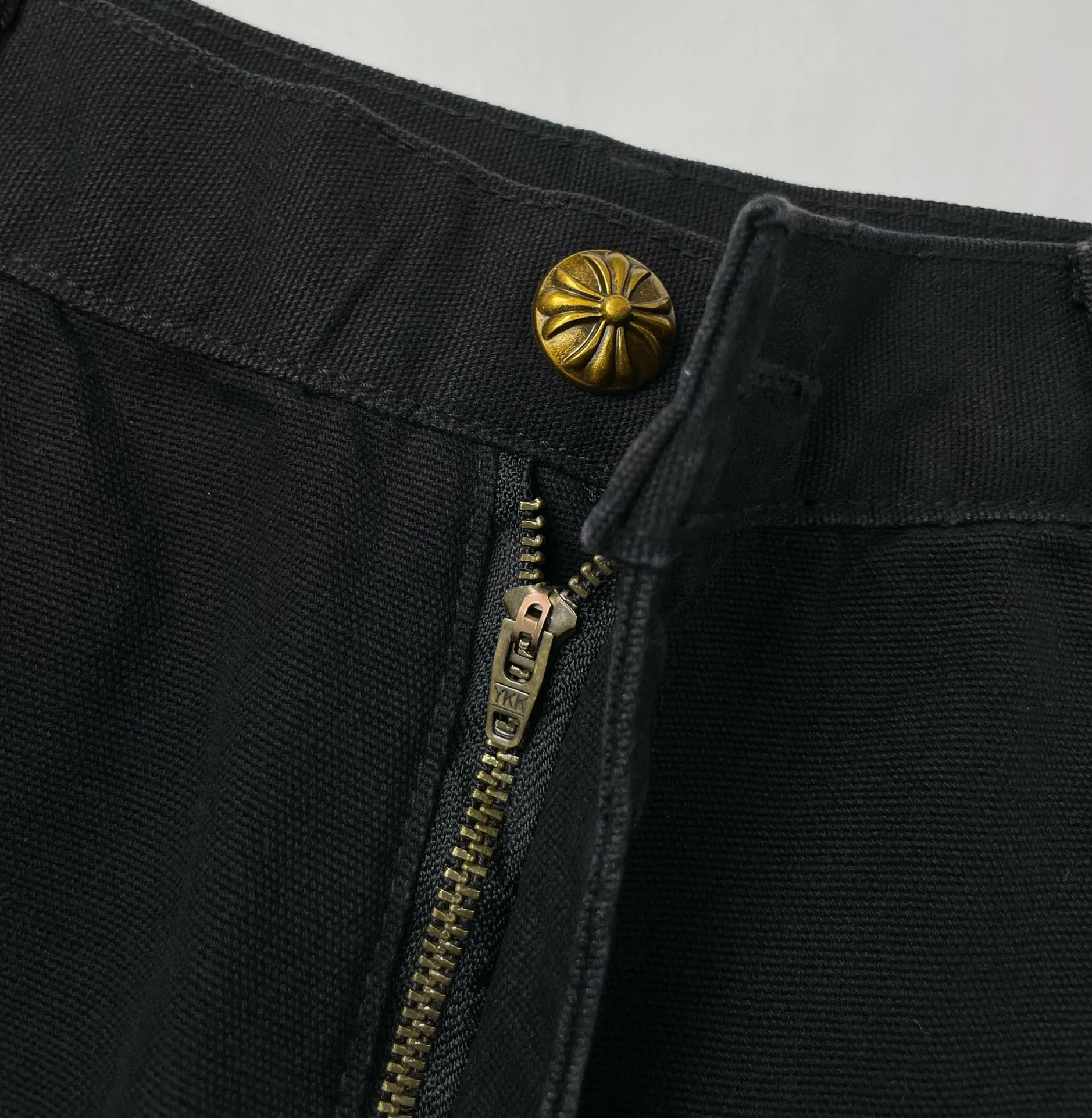 🅿️290 Correct version Item number: C02 Chrome Hearts CH double knee cross patch leather b01 version logging pants straight leg Sanskrit overalls, W level cabinet, patchwork cross pattern embellishment, high waist washed jeans! ! Absolutely high-end luxury products, 1.9W level god-level single products, super popular products, made with top heavy industry, a magic weapon that cannot be missed. About Zangyin, this is an extremely luxurious fashion brand, which can also be called the aristocrats of the high street. It has always been an exclusive brand for some hipsters or rich second generation. Compared with ordinary high streets, it is more luxurious and noble. Compared with luxury brands, it has a more fashionable personality and has always been a brand that I have a special liking for. Imported yarn is custom-woven into a high-density twill canvas, which ensures a crisp silhouette and a very delicate hand feel. It follows the B01 classic silhouette, with a crisp and stylish upper body. The ready-made garments are stone-milled and fermented, so they can be matched with any style. Buttons and zippers are made of authentic YKK retro metal products. Double-layer canvas on the front knees has perfect details. All hardware is customized.  Color #Black Size #S-XL S Waist 77 Hips 102 Length 102 Opening 20 M Waist 81 Hips 106 Length 104 Opening 21 L Waist 85 Hips 110 Length 106 Opening 21.5 xL Waist 90 Hips 114 Length 108 Opening 22